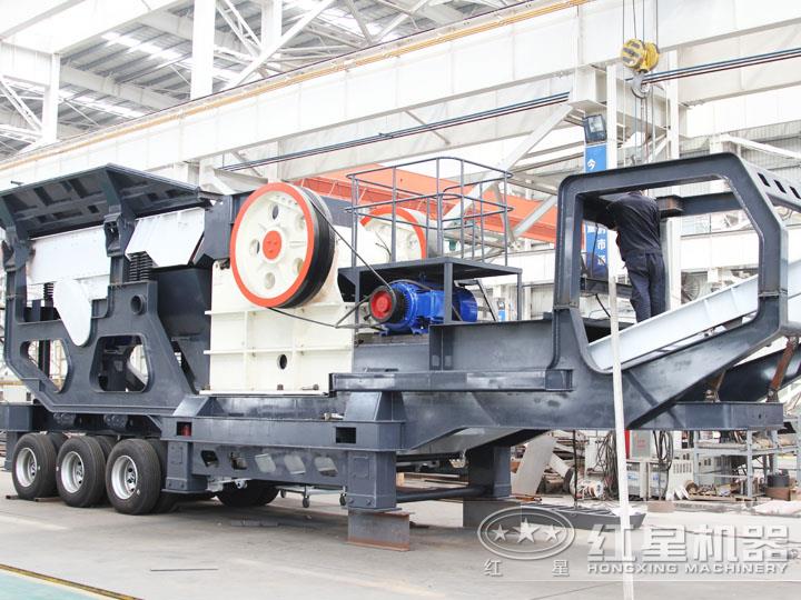 小型移动颚式破碎车集给料、破碎、传输为一体