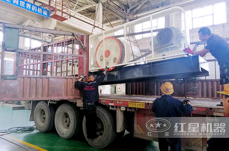 众发国际对辊式破碎机装车发往客户现场